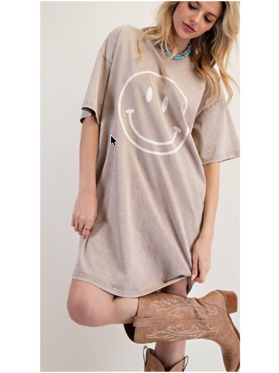 Easel Los Angeles Dresses & Skirts - Easel Smiley Happy Face Loose Fit Short Sleeve Shirt Dress